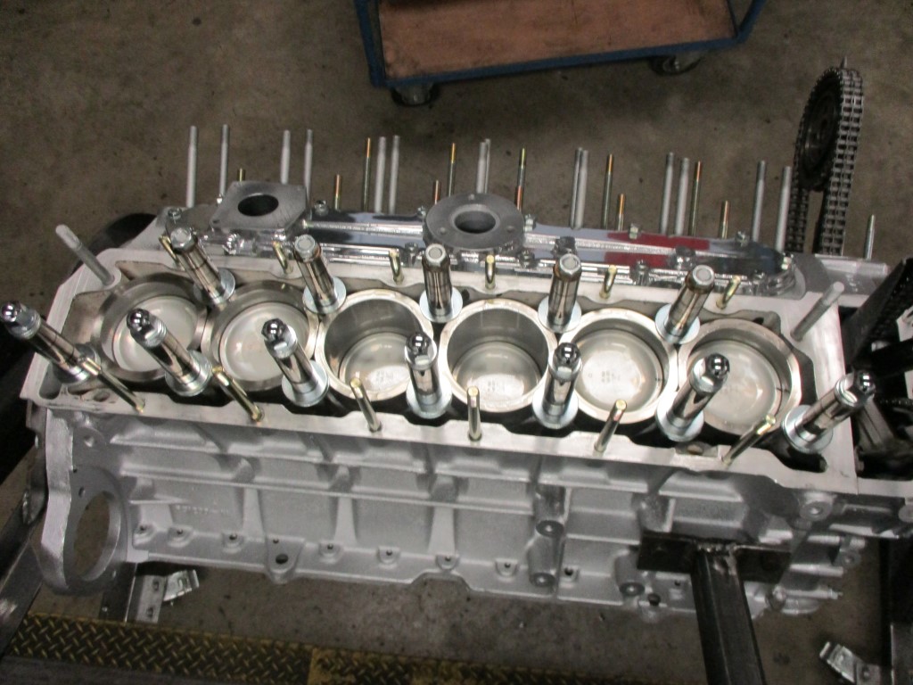 Jaguar-EV12_Motorblock_Kolben_nach_Montage-15